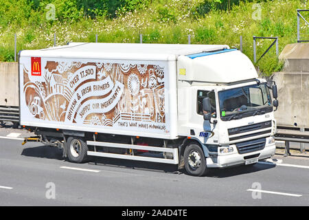 Vue latérale de la marque MCDONALD'S restaurant fast food business chaîne d'approvisionnement alimentaire Camion Camion de livraison utilisation publicitaire British & ingrédients irlandais d'autoroute UK Banque D'Images