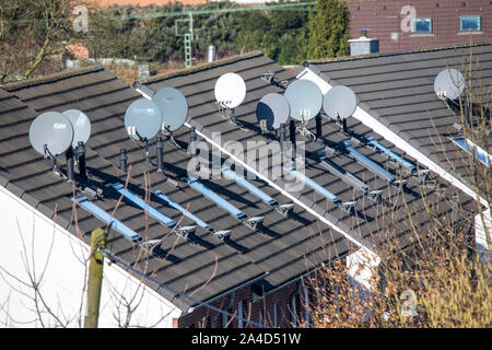 Maisons avec de nombreuses antennes satellite sur le toit, Banque D'Images