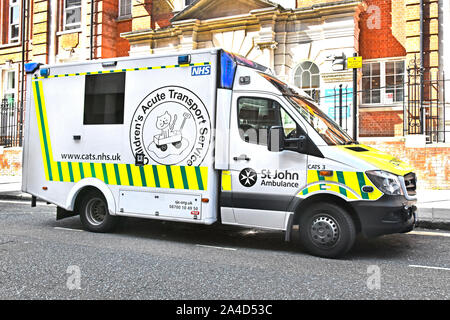 Vue latérale du NHS St Johns Ambulance Service Transport aiguë enfants soins de santé bienfaisance véhicule à l'hôpital Great Ormond Street London England UK Banque D'Images