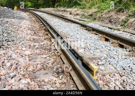 Vérifier la rampe sur la courbe d'une unique ligne de chemin de fer, l'espoir, Derbyshire, Angleterre, RU Banque D'Images