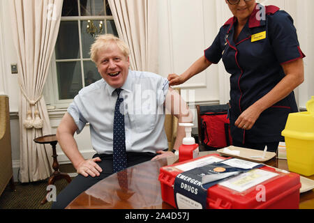 Premier ministre Boris Johnson réagit à Downing Street qu'il a grippe nantis jab, avant d'assister à l'ouverture du Parlement. Banque D'Images