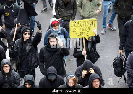 Des manifestants masqués en partie, ce qu'on appelle le bloc noir, lors de manifestations contre le parti de l'AFD à Cologne, conférence Banque D'Images