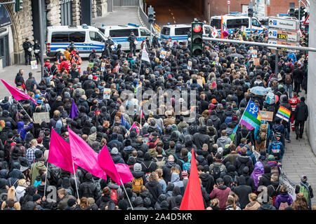 Des manifestants masqués en partie, ce qu'on appelle le bloc noir, lors de manifestations contre le parti de l'AFD à Cologne, conférence Banque D'Images