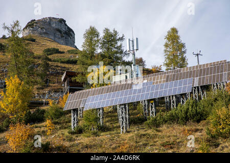 Le solaire photovoltaïque, sur le perdant Berg près de Keswick, en Styrie, Autriche, Banque D'Images