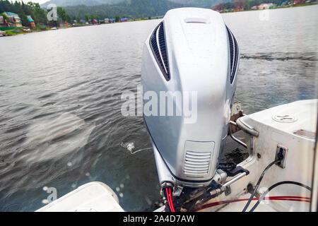 Motor Yacht moteur tout en naviguant sur un lac avec des vagues d'eau de circulation. Voyage, vacances, loisirs et passe-temps, la pêche. Banque D'Images