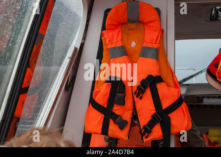 Une orange veste pend sur le mur d'un bateau à moteur près de la cabine du conducteur pour le sauvetage d'urgence au cours de l'épave et de retournement du bateau. Extreme Banque D'Images