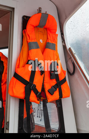 Une orange veste pend sur le mur d'un bateau à moteur près de la cabine du conducteur pour le sauvetage d'urgence au cours de l'épave et de retournement du bateau. Extreme Banque D'Images