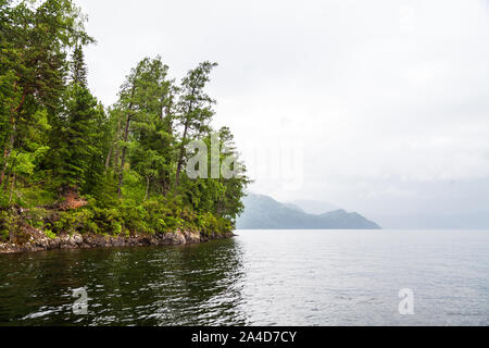 Paysage gris nuageux sur un lac ou de la mer dans les montagnes de l'Altaï au cours de la pluie en automne ou en été. Fraîcheur, nature, voyage, la météo. Banque D'Images