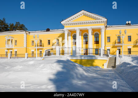 La région de Moscou, Russie - 2 mars, 2019 : Country Hotel Bor sur une journée d'hiver. Situé sur une colline dans une forêt de conifères sur les rives de la rivière Rozhay Banque D'Images