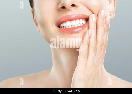 La douleur de la dent et la Dentisterie. Jeune femme souffrant de douleur des dents solides, toucher la joue avec la main. Sensation de dents douloureux femelle. Soins de dentisterie Banque D'Images