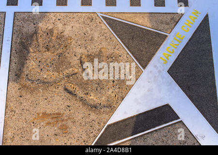Fermer la vue sur Jackie Chan Monument avec empreintes de mains, de signature et nom de l'Avenue des Stars à Tsim Sha Tsui, Hong Kong, Chine. Banque D'Images