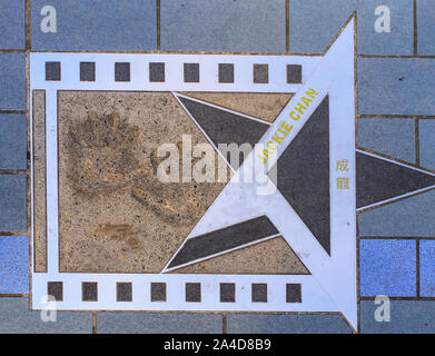 Jackie Chan Monument avec empreintes de mains, de signature et nom de l'Avenue des Stars à Tsim Sha Tsui, Hong Kong, Chine. Banque D'Images