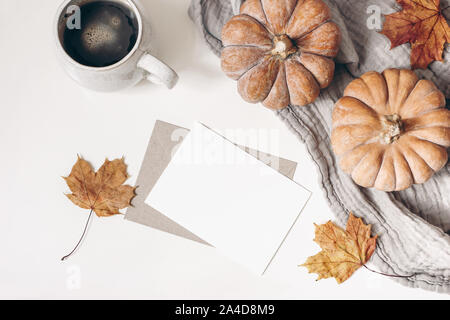 Petit-déjeuner d'automne concept. Carte de voeux vierge immersive. Tasse de café, de jolies feuilles d'érable citrouilles orange. Arrière-plan du tableau blanc. Action de grâce Banque D'Images