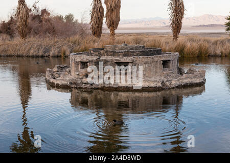 La fontaine ne fonctionne dans un étang artificiel appelé Lake Tuendae au centre d'études sur le désert à la petite colonie de Zzyzx, près de Baker et adjacent à la réserve nationale de Mojave en Californie du sud-est Banque D'Images