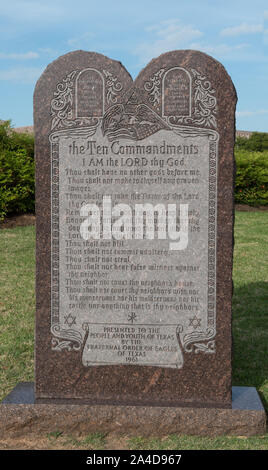 Les Dix Commandements souvent controversé monument en granit sur le terrain de la Texas State Capitol à Austin, Texas Banque D'Images