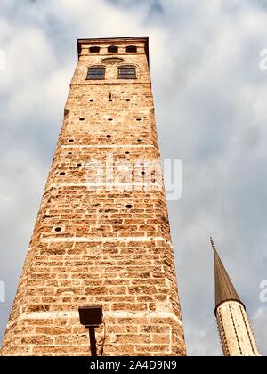 Tour de l'horloge et la mosquée Gazi Husrev-beg, Sarajevo, Bosnie et Herzégovine Banque D'Images