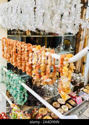 Close-up de bracelets pour la vente dans un marché, Sarajevo, Bosnie et Herzégovine Banque D'Images