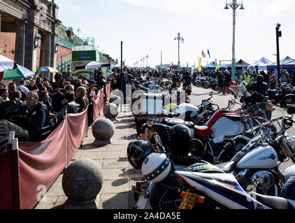 Un motard week-end à l'Ace Cafe à Brighton, Sussex Banque D'Images