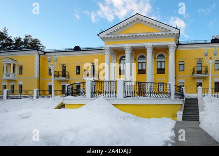 La région de Moscou, Russie - 2 mars, 2019 : Country Hotel Bor sur une journée d'hiver. Situé sur une colline dans une forêt de conifères sur les rives de la rivière Rozhay Banque D'Images