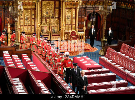 Les membres de la Garde côtière canadienne Yeoman dans la chambre Galerie est en avance sur le discours de la reine à l'ouverture du Parlement à la Chambre des Lords au Palais de Westminster à Londres. Banque D'Images