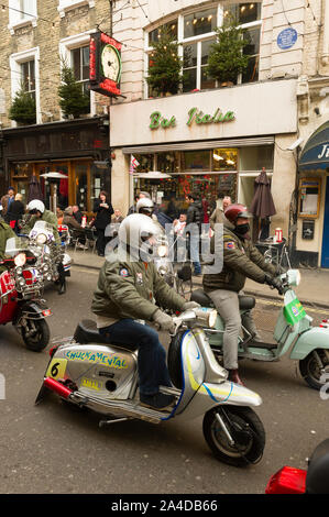 Les membres de l'extérieur, les forestiers Scooter Club Bar Italia, Frith Street, Soho, Londres, Grande-Bretagne Banque D'Images