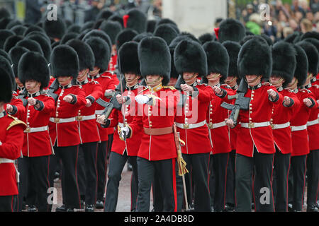 Les soldats de F Compagnie Scots Guards mars à la ligne voie processionnelle sur le Mall, Londres, en avance sur l'état d'ouverture du Parlement. Banque D'Images