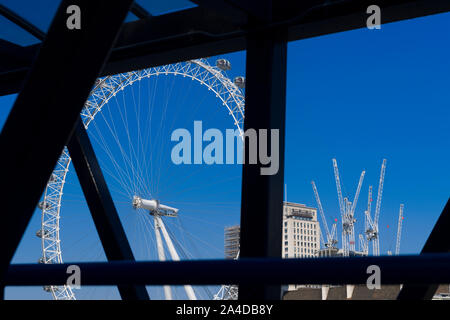 Les grues sur Southbank et le London Eye. Southbank Place est un développement mixte de bureaux, logements et espaces commerciaux, Southbank, Londres, Br Banque D'Images