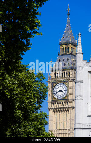 Le clocher de St Margaret's Church, Westminster, à l'Elizabeth Tower (Big Ben) du Palais de Westminster à l'arrière-plan. Église de St M Banque D'Images