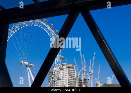 Les grues sur Southbank et le London Eye. Southbank Place est un développement mixte de bureaux, logements et espaces commerciaux, Southbank, Londres, Br Banque D'Images