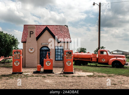 L'original, grandement rénové, Phillips 66 station essence dans peu de McLean, une ville historique le long de la route 66 aux États-Unis dans le Texas Panhandle Banque D'Images