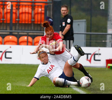 LONDON, Royaume-uni le 13 octobre. Rachel Furness de Tottenham Hotspur Mesdames et Martha Harris de Manchester United au cours de la Barclays FA Women's Banque D'Images