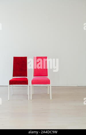 Deux chaises rouge et rose dans le stand white room Banque D'Images