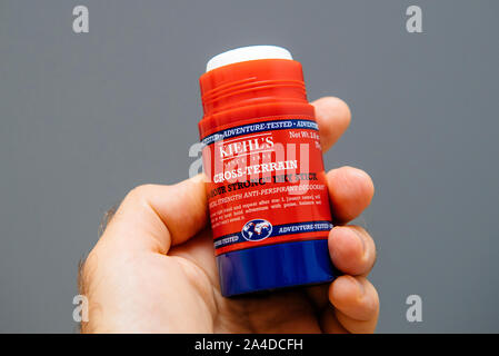 Paris, France - Sep 13, 2019 : Man hand holding nouveau Cross-Terrain Kiehl's 24-heures-stick antitranspirant sec solide déodorant Banque D'Images