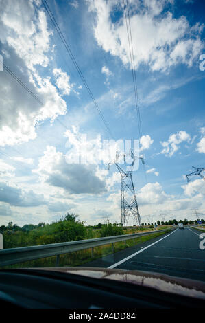 À la POV pilote autoroute française chemin rural avec ciel bleu avec des nuages et des lignes électriques - Vue en perspective Banque D'Images