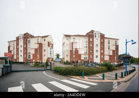 Paris, France - Jul 14, 2011 : grand appartement la construction de complexes avec les piétons rue carrefour et la barrière de sécurité à l'entrée Banque D'Images