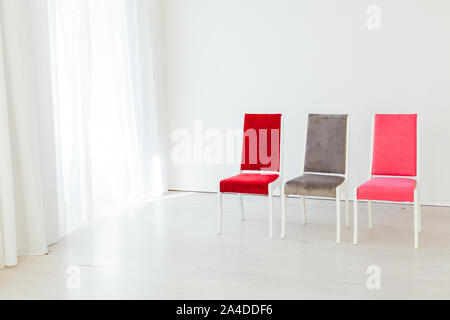 Trois chaises se situent dans un chambre blanche vide Banque D'Images