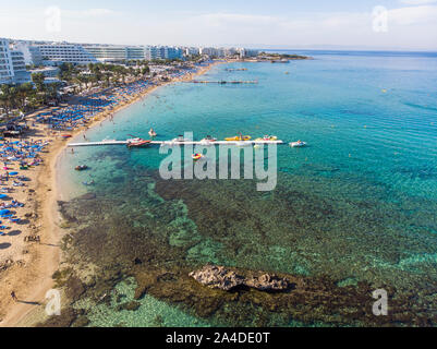 Protaras, Chypre - octobre 11. 2019. La célèbre plage Sunrise - une belle plage publique Banque D'Images