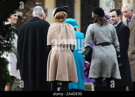 La photo doit être crédité ©Kate Green/Alpha Press 076785 25/12/12 Zara Phillips, La Princesse Béatrice, la reine Elizabeth II et la Princesse Eugénie au St Mary Magdalene Eglise en Sandringham, Norfolk, pour un jour de Noël avec la famille royale de Service Banque D'Images