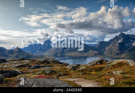 Trollfjord et paysage de montagne, Lofoten, Nordland, Norvège Banque D'Images