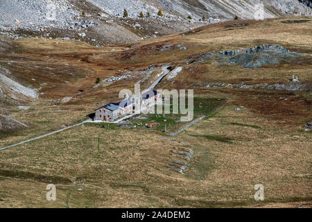 Rifugio della Gardetta Italie sur la frontière française dans le Val Maira, dans le Alpes Cottiennes. Refuge Gardetta, représenté à l'automne. Banque D'Images