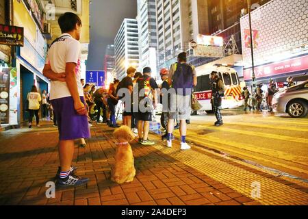 Hong Kong, Chine. 13 Oct, 2019. Des rassemblements pacifiques plongeait dans le chaos le dimanche en tant que militants et policiers se sont affrontés dans des scènes chaotiques à travers les rues de Hong Kong. Ici des affrontements éclatent dans le quartier de Mong Kok. Gonzales : Crédit Photo/Alamy Live News Banque D'Images