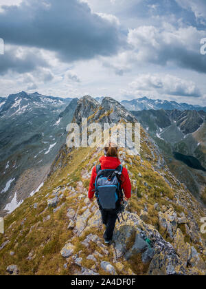 Femme de la randonnée le long de la crête d'une montagne, Alpes autrichiennes, Bad Gastein, Salzburg, Autriche Banque D'Images