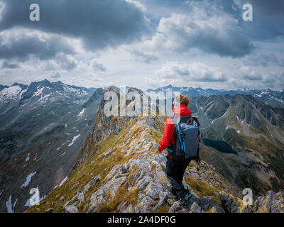 Femme de la randonnée le long de la crête d'une montagne, Alpes autrichiennes, Bad Gastein, Salzburg, Autriche Banque D'Images