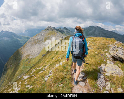 Femme de la randonnée le long de la crête d'une montagne, Alpes autrichiennes, Bad Gastein, Salzburg, Autriche Banque D'Images