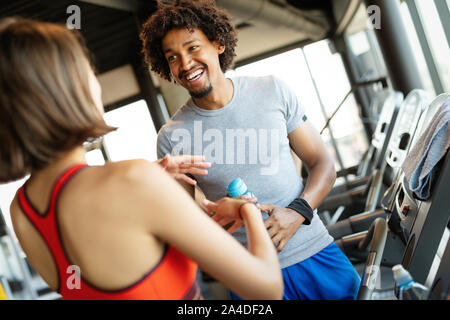 Le travail d'équipe dans une salle de sport. Couple travaillant ensemble. Banque D'Images