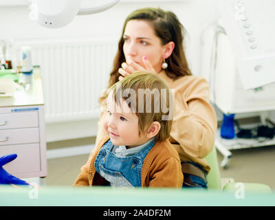 Sur les mères bébé dentistes lap à la nomination. Dentiste pour enfants. Banque D'Images