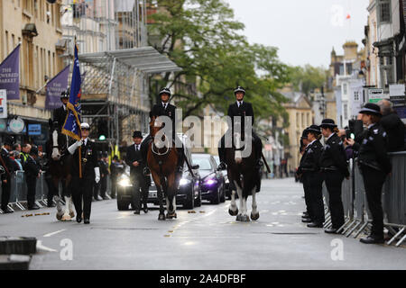 Les membres du public bordent les rues d'Oxford pour rendre hommage comme le cortège funèbre pour PC Andrew Harper, la vallée de la Tamise, agent de police qui sont morts de blessures multiples après avoir été traîné dans un van tout en répondant à des rapports d'un cambriolage, fait son chemin à la Cathédrale Christ Church à St Aldate's, Oxford. Banque D'Images