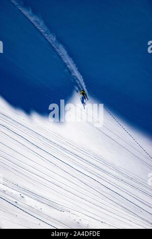 Vue aérienne de l'arrière-pays d'un homme de ski sur glacier du Dachstein, Autriche Banque D'Images