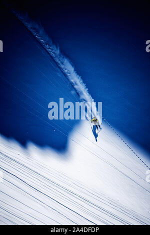 Vue aérienne de l'arrière-pays d'un homme de ski sur glacier du Dachstein, Autriche Banque D'Images