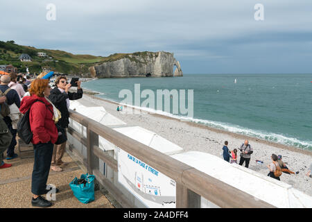 Etretat, Seine-Maritime / France - 14 août 2019 : de nombreux touristes profitez d'une journée à l'plages rocheuses d'Etretat sur la côte normande Banque D'Images